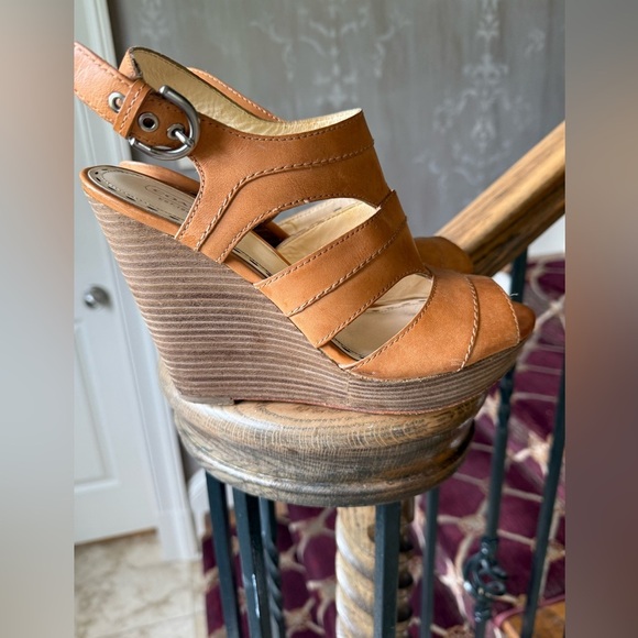 Coach Jazlyn Vachetta Wedge Tan Size 9 B. Very good condition. - Picture 11 of 15